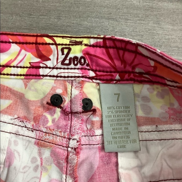 Junior's ZCO Jeans 7 Medium Shorts Shortie Chino Khakis Red Pink Floral Stretch - Picture 7 of 7